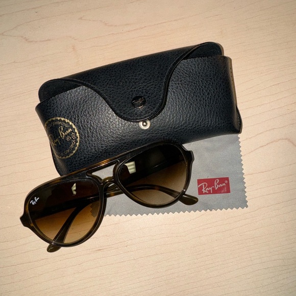 Ray bans sunglasses - Picture 1 of 4